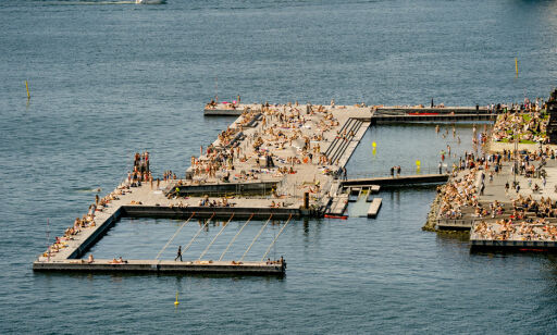 Oslo 20200531.
Folk koser seg i det flotte sommerværet med sol og bading på Sørenga sjøbad.
Foto: Stian Lysberg Solum / NTB scanpix