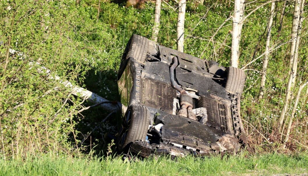 <strong>KOM SEG UT:</strong> De tre mennene kom seg ut av bilen på egenhånd. Foto: Lars Lilleby Macedo. <strong>KOM SEG UT:</strong> De tre mennene kom seg ut av bilen på egenhånd. Foto: Lars Lilleby Macedo.