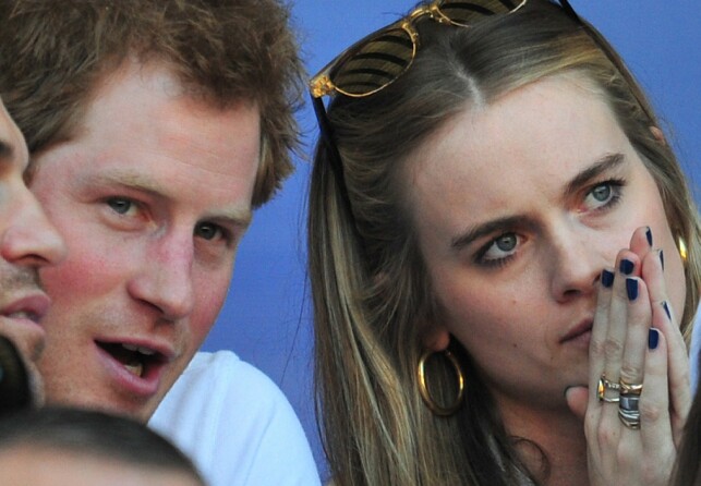 OFFENTLIG FORHOLD: Harry og Cressida ble fotografert sammen utallige ganger, men holdt likevel en forholdsvis lav profil. Her sammen i 2014 før de gikk hver til sitt. Foto: NTB Scanpix OFFENTLIG FORHOLD: Harry og Cressida ble fotografert sammen utallige ganger, men holdt likevel en forholdsvis lav profil. Her sammen i 2014 før de gikk hver til sitt. Foto: NTB Scanpix