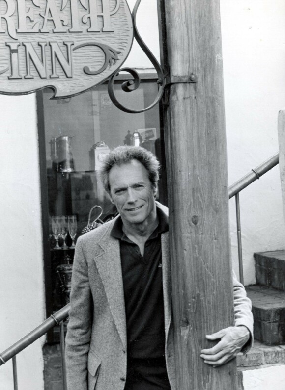 STOLT PUBEIER: Clint Eastwood under kampanjen for å bli ordfører i Carmel-by-the-sea California i 1986. Her utenfor puben han eide, Hogs Breath Inn. FOTO: NTB Scanpix STOLT PUBEIER: Clint Eastwood under kampanjen for å bli ordfører i Carmel-by-the-sea California i 1986. Her utenfor puben han eide, Hogs Breath Inn. FOTO: NTB Scanpix