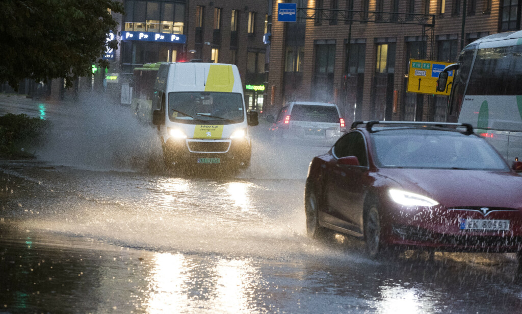 VÅTERE OG KALDERE: Nordmenn flest kan vente seg en våtere og kaldere værtype. Arkivbilde fra Oslo. Foto: Terje Pedersen / NTB Scanpix VÅTERE OG KALDERE: Nordmenn flest kan vente seg en våtere og kaldere værtype. Arkivbilde fra Oslo. Foto: Terje Pedersen / NTB Scanpix