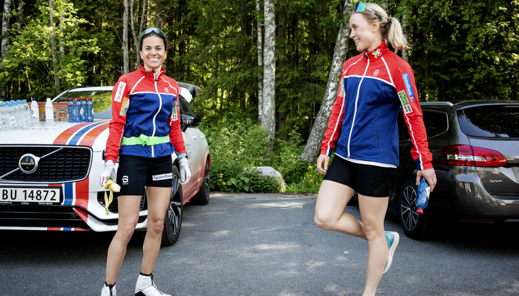 SOM SØSTRE: Heidi Weng og Ragnhild Haga har blitt som søstre etter bomturen til Canada, beskriver Haga - etter kaoset som inntraff da duoen fikk beskjed om at Norge ikke ville delta i verdenscupavslutningen - like etter at Weng og Haga hadde landet i Canada. Foto:Nina Hansen / dagbladet SOM SØSTRE: Heidi Weng og Ragnhild Haga har blitt som søstre etter bomturen til Canada, beskriver Haga - etter kaoset som inntraff da duoen fikk beskjed om at Norge ikke ville delta i verdenscupavslutningen - like etter at Weng og Haga hadde landet i Canada. Foto:Nina Hansen / dagbladet