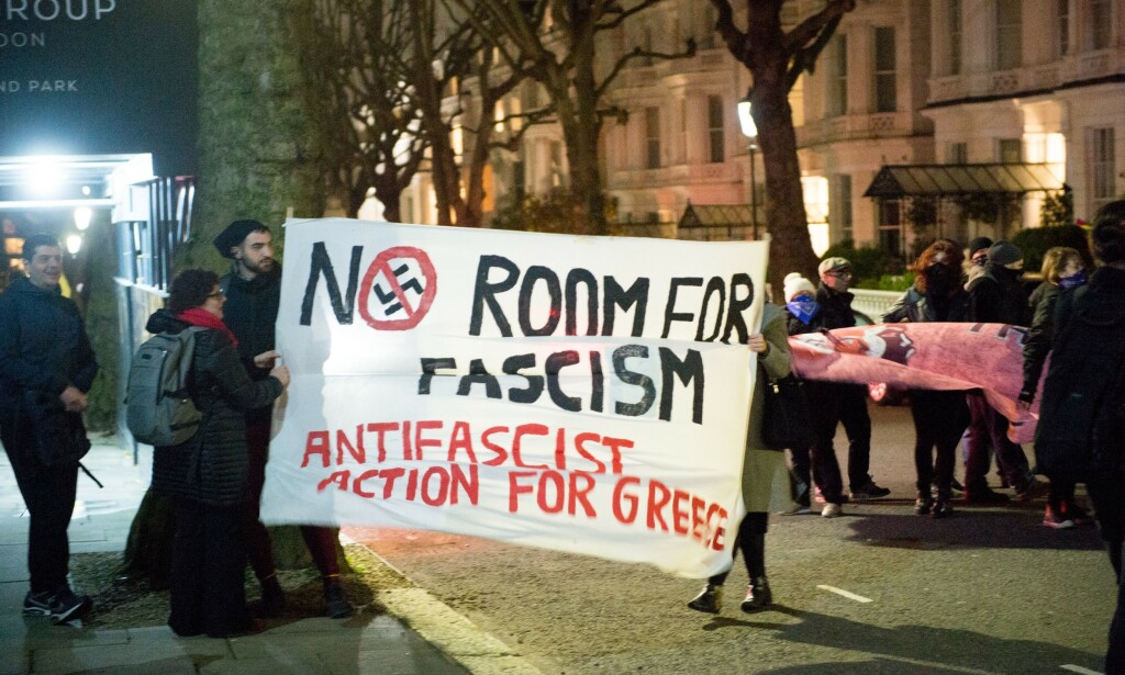 OGSÅ LONDON: En gruppe med Antifa-symboler aksjonerer utenfor Hellas' ambassade i London i mars i år i protest med den greske håndteringen av naboer i øst som har rømt fra krigen. Foto: Shutterstock/NTB Scanpix. OGSÅ LONDON: En gruppe med Antifa-symboler aksjonerer utenfor Hellas' ambassade i London i mars i år i protest med den greske håndteringen av naboer i øst som har rømt fra krigen. Foto: Shutterstock/NTB Scanpix.
