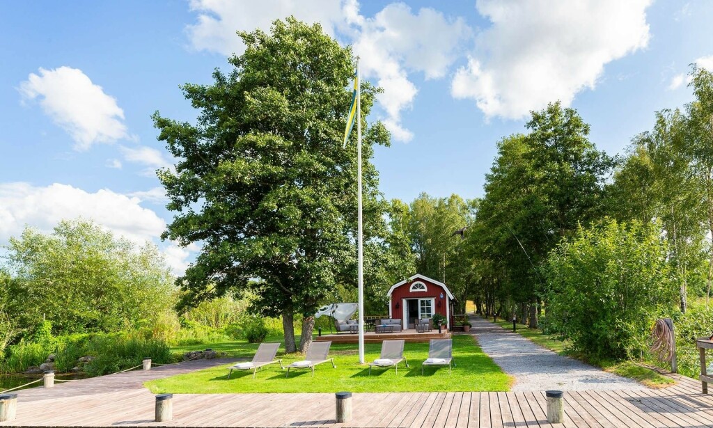 SJØBOD: Nede ved Mälaren ligger en sjøbod. Foto: Widerlöv SJØBOD: Nede ved Mälaren ligger en sjøbod. Foto: Widerlöv