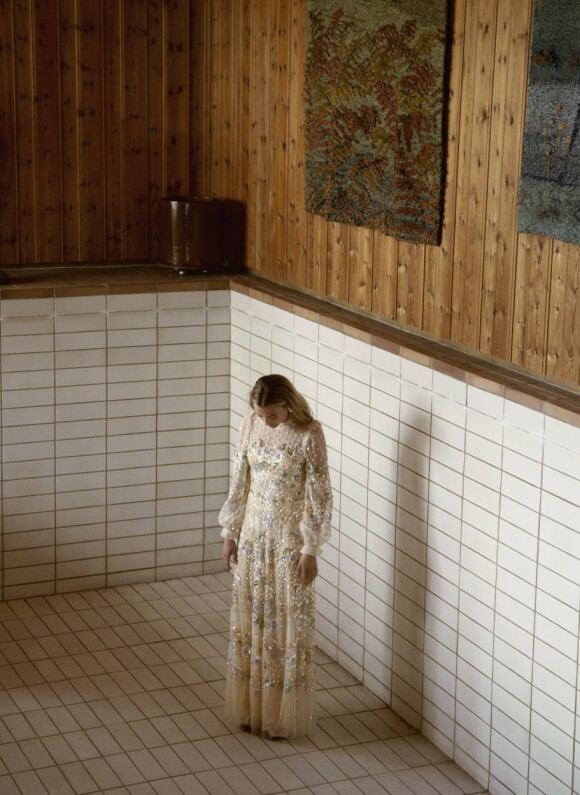 – Jeg er ikke en person som har stort behov for alenetid, sier Marte Bratberg. Kjole fra Needle & Thread hos Moniker og øredobber fra Glitter. FOTO: Julie Pike – Jeg er ikke en person som har stort behov for alenetid, sier Marte Bratberg. Kjole fra Needle & Thread hos Moniker og øredobber fra Glitter. FOTO: Julie Pike