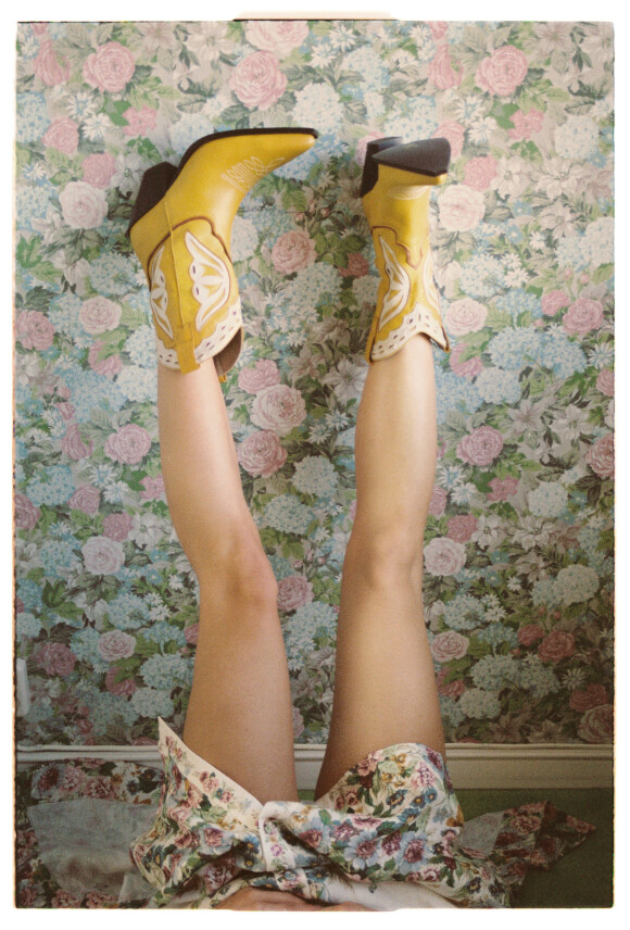 – Jeg er så glad i det livet jeg lever for øyeblikket. Den friheten jeg har, sier Marte. Boots fra Jeffrey Campbell hos Zalando. FOTO: Julie Pike – Jeg er så glad i det livet jeg lever for øyeblikket. Den friheten jeg har, sier Marte. Boots fra Jeffrey Campbell hos Zalando. FOTO: Julie Pike