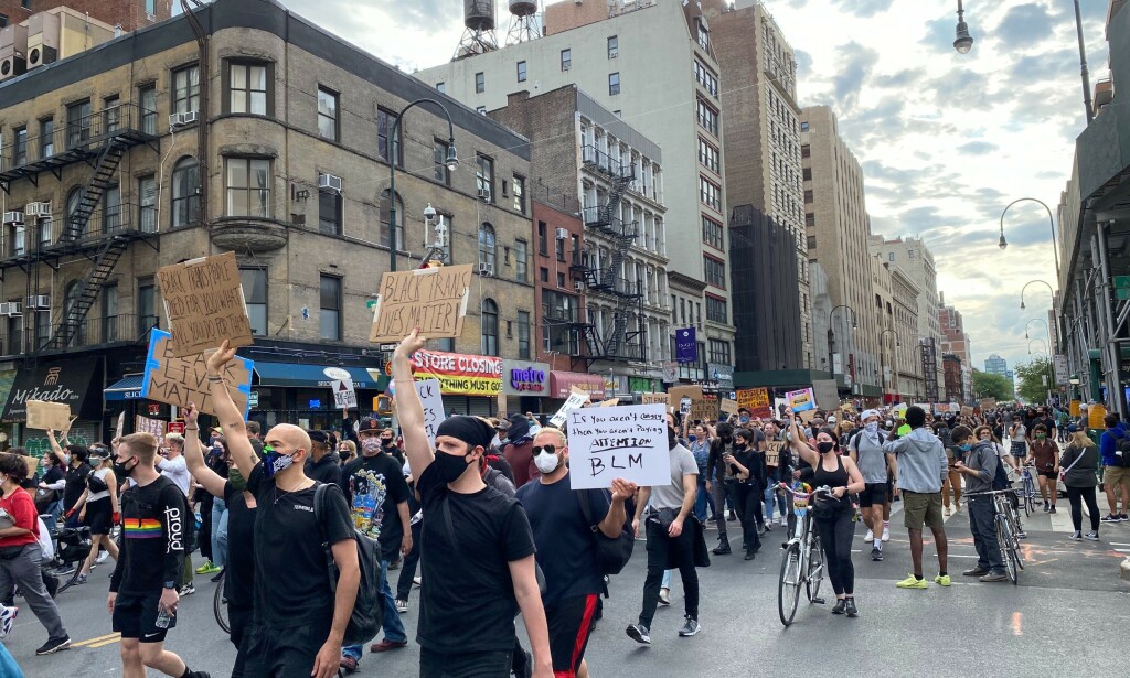 MARSJERER: Demonstrantene marsjerer i West Village for George Floyd og andre som har blitt drept av politiet. Foto: Vegard Kvaale/ Dagbladet. MARSJERER: Demonstrantene marsjerer i West Village for George Floyd og andre som har blitt drept av politiet. Foto: Vegard Kvaale/ Dagbladet.