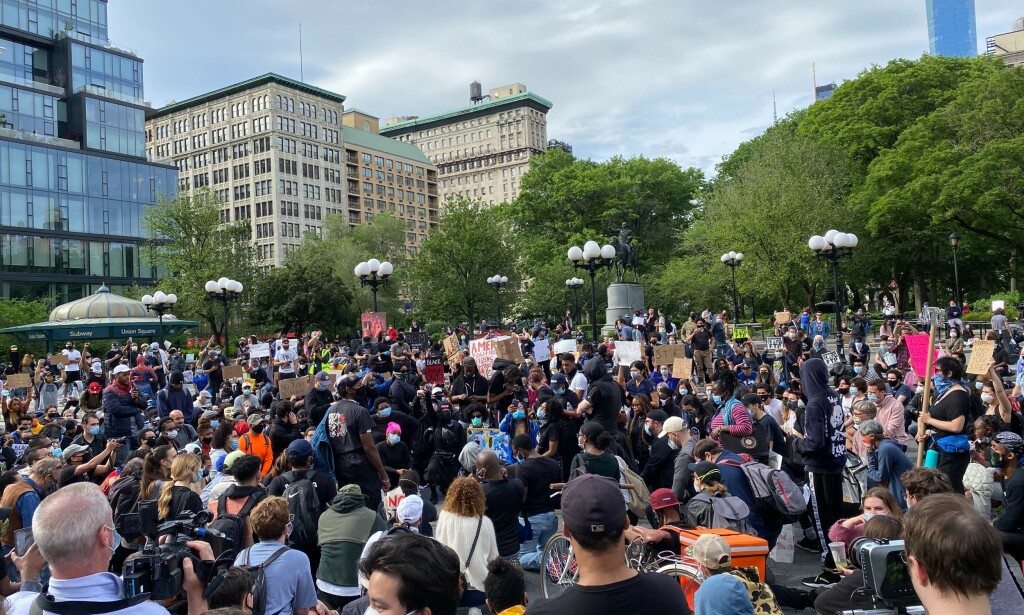 POLITIET: Demonstranter I Union Square går ned på kne mens de leser opp personer som er blitt drept av politiet. Foto: Vegard Kvaale/ Dagbladet. POLITIET: Demonstranter I Union Square går ned på kne mens de leser opp personer som er blitt drept av politiet. Foto: Vegard Kvaale/ Dagbladet.