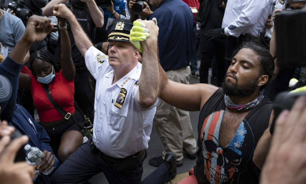 KNELTE: Natt til tirsdag norsk tid valgte politimannen Terence Monahan å knele sammen med demonstrantene i New York. Foto: Ap / Craig Ruttle KNELTE: Natt til tirsdag norsk tid valgte politimannen Terence Monahan å knele sammen med demonstrantene i New York. Foto: Ap / Craig Ruttle