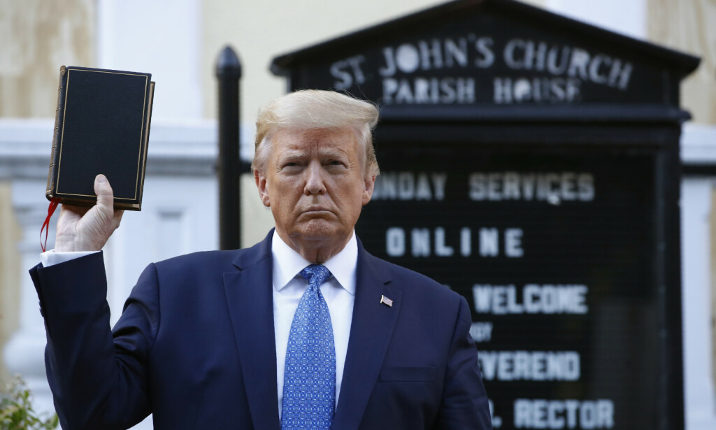 KRITIKK: Kritikken haglet etter at demonstranter ble jaget vekk for at presidenten skulle få mulighet til en kort fotoseanse utenfor en kirke ved Det hvite hus, som søndag stod i brann. Foto: AP KRITIKK: Kritikken haglet etter at demonstranter ble jaget vekk for at presidenten skulle få mulighet til en kort fotoseanse utenfor en kirke ved Det hvite hus, som søndag stod i brann. Foto: AP