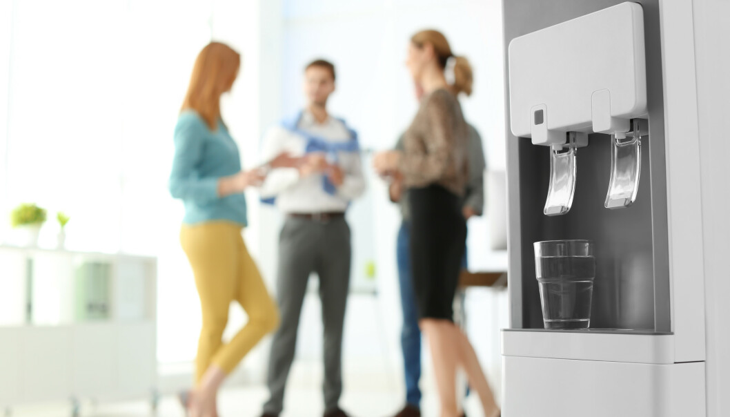 WATERCOOLER TALK: Samtaler rundt vanndispenseren har fått et eget navn på engelsk. Å snakke om løst og fast med kollegene kan gi gode diskusjoner og kreative ideer, mener Stine Trygg-Hauger. FOTO: NTBScanpix WATERCOOLER TALK: Samtaler rundt vanndispenseren har fått et eget navn på engelsk. Å snakke om løst og fast med kollegene kan gi gode diskusjoner og kreative ideer, mener Stine Trygg-Hauger. FOTO: NTBScanpix