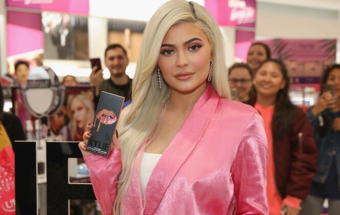 SUKSESS: Kylie Jenner har helt siden 2015 tjent seg søkkrik på sminkeprodukter. Det hele startet med leppeprodukter som de hun viste frem her i 2018. Foto: NTB Scanpix SUKSESS: Kylie Jenner har helt siden 2015 tjent seg søkkrik på sminkeprodukter. Det hele startet med leppeprodukter som de hun viste frem her i 2018. Foto: NTB Scanpix