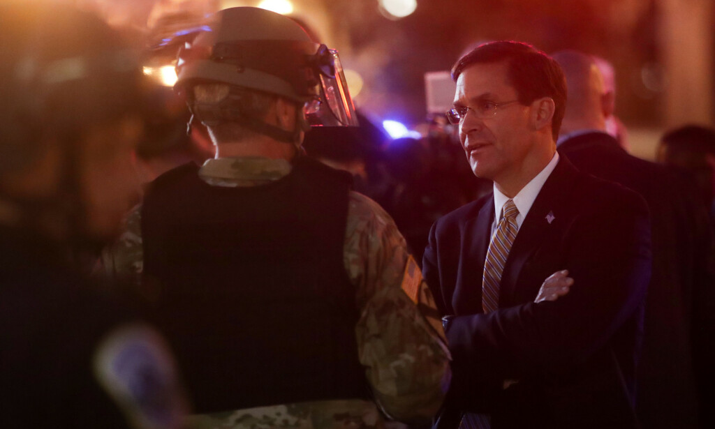 Forsvarsminister Mark Esper snakket med et medlem av Washingtons nasjonalgarde. Foto: Reuters / Jonathan Ernst / NTB scanpix Forsvarsminister Mark Esper snakket med et medlem av Washingtons nasjonalgarde. Foto: Reuters / Jonathan Ernst / NTB scanpix