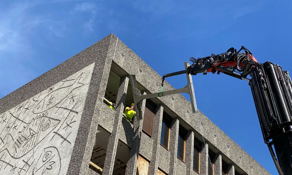 PÅBEGYNT: Forarbeidet med å demontere og bevare Picasso-muralen er i gang. Foto: Lars Eivind Bones / Dagbladet PÅBEGYNT: Forarbeidet med å demontere og bevare Picasso-muralen er i gang. Foto: Lars Eivind Bones / Dagbladet