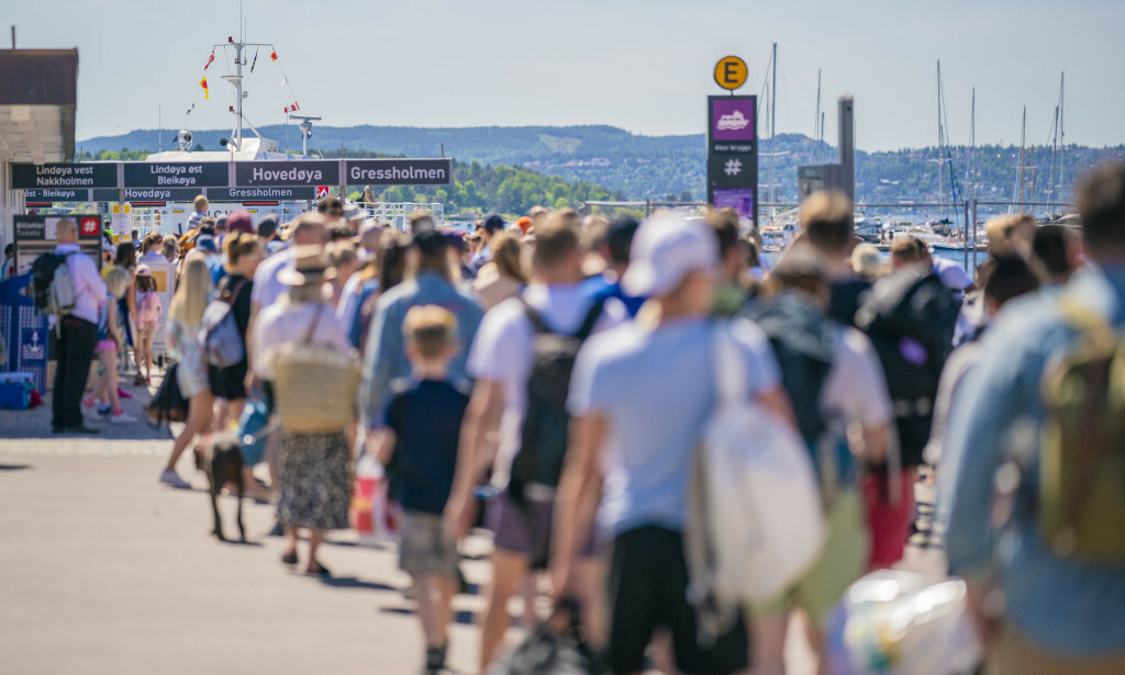 TIMELANGE KØER: Øyene i Oslofjorden fristet innbyggerne i hovedstaden i pinsevarmen, og førte til timelange køer for å komme med Ruters båter. Foto: Stian Lysberg Solum / NTB scanpix TIMELANGE KØER: Øyene i Oslofjorden fristet innbyggerne i hovedstaden i pinsevarmen, og førte til timelange køer for å komme med Ruters båter. Foto: Stian Lysberg Solum / NTB scanpix