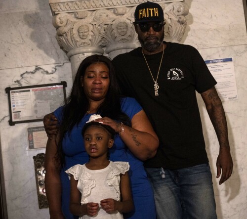 TUNG TID: Sammen med Roxie Washington og Gianna, var også NBA-stjernen Stephen Jackson, som visstnok var god venn av avdøde Floyd. Foto: NTB Scanpix TUNG TID: Sammen med Roxie Washington og Gianna, var også NBA-stjernen Stephen Jackson, som visstnok var god venn av avdøde Floyd. Foto: NTB Scanpix