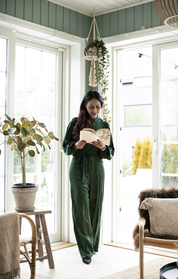 GLAD I Å LESE: Til Abids store fortvilelse bruker Nadia ekstremt mye tid bak bokpermene - gjerne for seg selv i en liten krok. FOTO: Astrid Waller GLAD I Å LESE: Til Abids store fortvilelse bruker Nadia ekstremt mye tid bak bokpermene - gjerne for seg selv i en liten krok. FOTO: Astrid Waller
