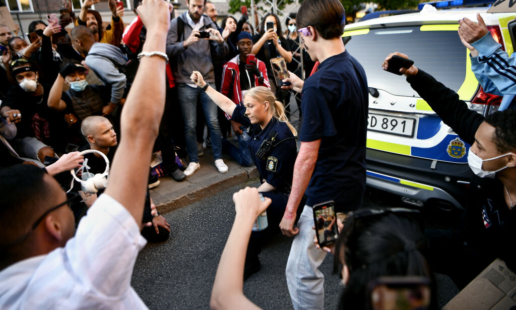 image: Omringet - så gjør hun dette