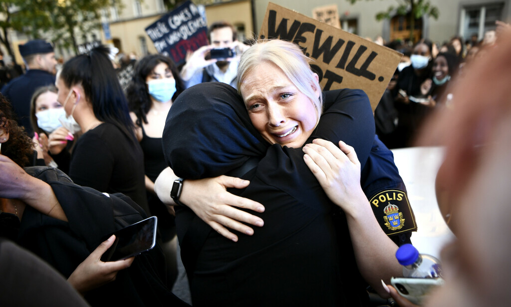 HYLLET: Den ikke navngitte politibetjenten utløste sterke reaksjoner på stedet. Foto: Alex Ljungdahl/Expressen HYLLET: Den ikke navngitte politibetjenten utløste sterke reaksjoner på stedet. Foto: Alex Ljungdahl/Expressen