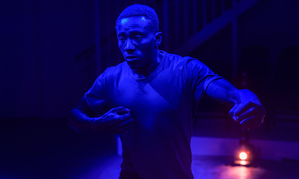 EGEN HISTORIE: Kingsford Siayor i «Superkid». Foto: Øyvind Eide, Nationaltheatret EGEN HISTORIE: Kingsford Siayor i «Superkid». Foto: Øyvind Eide, Nationaltheatret