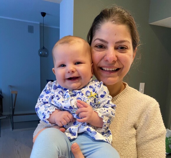 MOR OG DATTER: Sara med datteren Ella. Hun ønsker at datteren skal vokse opp i et hjem der fokus på kropp er av det positive slaget. FOTO: Privat MOR OG DATTER: Sara med datteren Ella. Hun ønsker at datteren skal vokse opp i et hjem der fokus på kropp er av det positive slaget. FOTO: Privat