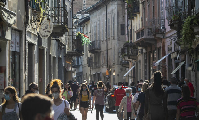 Coronavirus - Sat May 30, 2020. Crema (Cr) Coronavirus PHASE 2 - the bicycles return to the center of Crema, equipped with a mask and respecting the distances the cremaschi resume their activities in the photo; people in the street with mask (Foto Sergio Agazzi/Fotogramma, Bergamo - 2020-05-30) p.s. la foto e' utilizzabile nel rispetto del contesto in cui e' stata scattata, e senza intento diffamatorio del decoro delle persone rappresentate URN:53931142