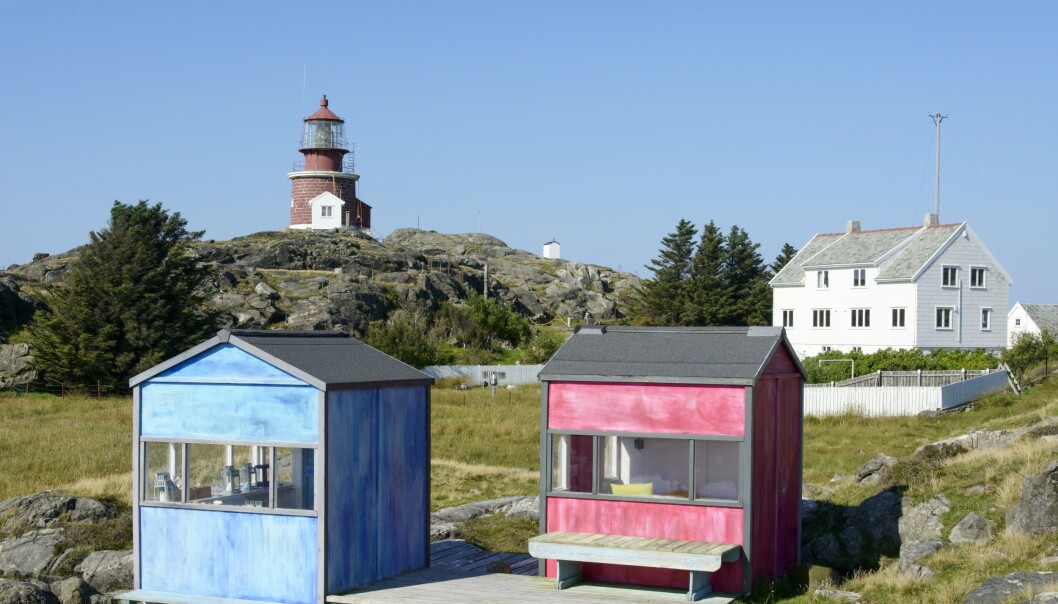 Ved Utsira fyr kan du oppleve de fargerike kunsthyttene til Solveig Egeland, Nyperosa og Havsula. Fra de små hyttene er det storslagen utsikt over Nordsjøen. Foto: Trond J. Hansen Ved Utsira fyr kan du oppleve de fargerike kunsthyttene til Solveig Egeland, Nyperosa og Havsula. Fra de små hyttene er det storslagen utsikt over Nordsjøen. Foto: Trond J. Hansen