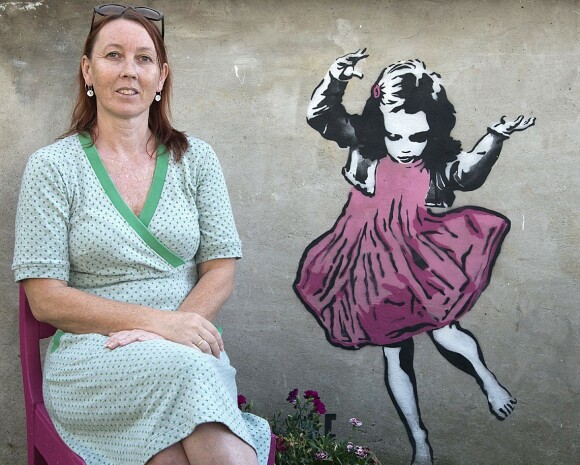 Tove Grimsby er reiselivsansvarlig og driver flere overnattingssteder på Utsira. Hun har vært en av pådriverne for kunstprosjektet som setter preg på den lille øya. Foto: Trond J. Hansen Tove Grimsby er reiselivsansvarlig og driver flere overnattingssteder på Utsira. Hun har vært en av pådriverne for kunstprosjektet som setter preg på den lille øya. Foto: Trond J. Hansen