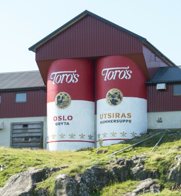 SUPPE. Streetart-kunstnerne har som regel humor. Andy Warhol har kanskje inspirert La Staa til å gjøre disse siloene om til suppebokser med Oslo Gryta og Utsiras Hummersuppe. SUPPE. Streetart-kunstnerne har som regel humor. Andy Warhol har kanskje inspirert La Staa til å gjøre disse siloene om til suppebokser med Oslo Gryta og Utsiras Hummersuppe.