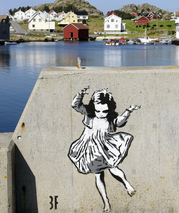 Den hoppende jenta ved havnen i Sørevågen er signert britiske 3F. Foto: Trond J. Hansen Den hoppende jenta ved havnen i Sørevågen er signert britiske 3F. Foto: Trond J. Hansen