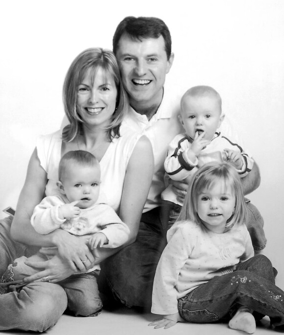 LYKKELIGE TIDER: - Før forsvinningen var vi en lykkelig kjernefamilie på fem. Nå er vi bare fire, har far Gerry McCann tidligere uttalt. Her sitter Madeleine McCann sammen med moren Kate og søsknene Amelie (t.v.) og Sean. Hun forsvant i 2007. FOTO: NTB scanpix LYKKELIGE TIDER: - Før forsvinningen var vi en lykkelig kjernefamilie på fem. Nå er vi bare fire, har far Gerry McCann tidligere uttalt. Her sitter Madeleine McCann sammen med moren Kate og søsknene Amelie (t.v.) og Sean. Hun forsvant i 2007. FOTO: NTB scanpix