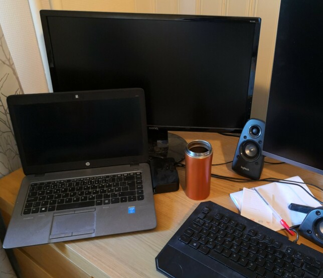 Frøysund jobber fra en ganske ordinær laptop han har fått fra jobben. 📸: Privat Frøysund jobber fra en ganske ordinær laptop han har fått fra jobben. 📸: Privat