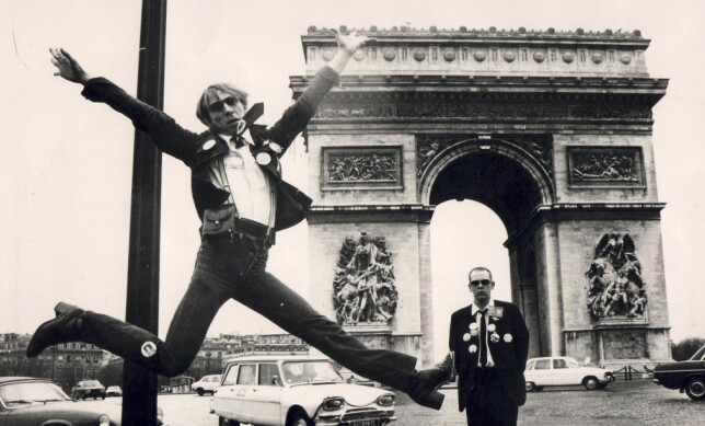 PARIS 1978: Dagen etter Melodi Grand Prix-finalen. Jahn Teigen fikk null poeng med sangen «Mil etter mil» og feiret med champagne og splitthopp ved Triumfbuen. Bak ser vi Herodes Falsk. Foto: Stein Dag Jensen PARIS 1978: Dagen etter Melodi Grand Prix-finalen. Jahn Teigen fikk null poeng med sangen «Mil etter mil» og feiret med champagne og splitthopp ved Triumfbuen. Bak ser vi Herodes Falsk. Foto: Stein Dag Jensen