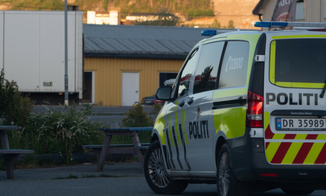 OVERVÅKET HUSET: Politiet fulgte med på hva som skjedde i klubbhuset i flere timer, men forlot området ved mørkets frembrudd. Foto: Dagbladet OVERVÅKET HUSET: Politiet fulgte med på hva som skjedde i klubbhuset i flere timer, men forlot området ved mørkets frembrudd. Foto: Dagbladet