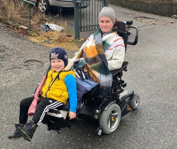 PÅ TUR MED MINSTEMANN: – Isak og jeg er på det samme stadiet. Han lever hver dag her og nå, og det gjør jeg også, sier Vivian. FOTO: Privat PÅ TUR MED MINSTEMANN: – Isak og jeg er på det samme stadiet. Han lever hver dag her og nå, og det gjør jeg også, sier Vivian. FOTO: Privat