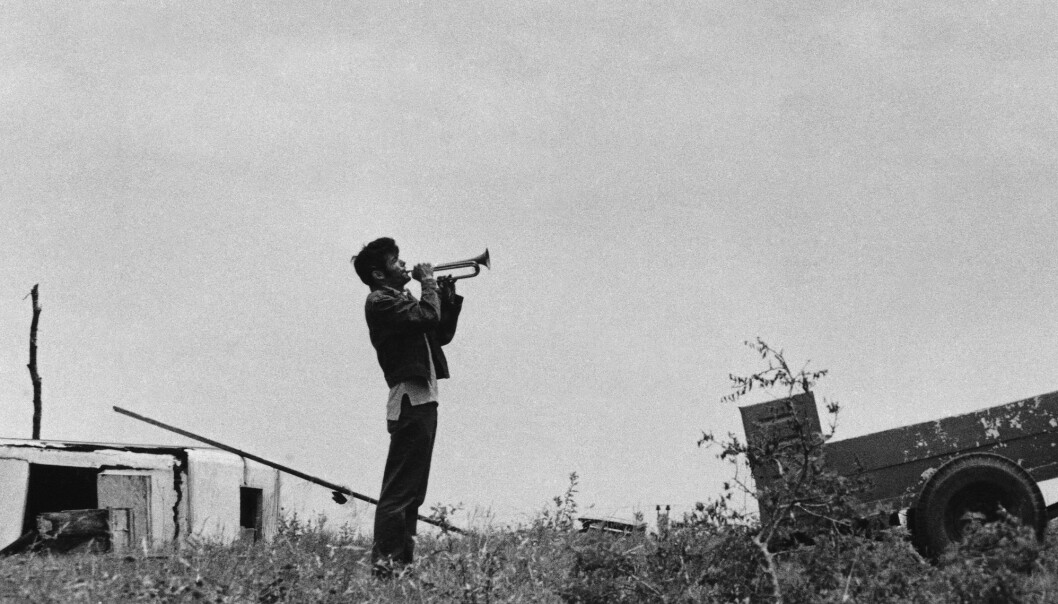 FRITID:Trompetisten blåser signalet for fritid etter bibelstudiene, i en avdeling av av sekten Children of God i Texas i 1971 FOTO: NTB Scanpix FRITID:Trompetisten blåser signalet for fritid etter bibelstudiene, i en avdeling av av sekten Children of God i Texas i 1971 FOTO: NTB Scanpix