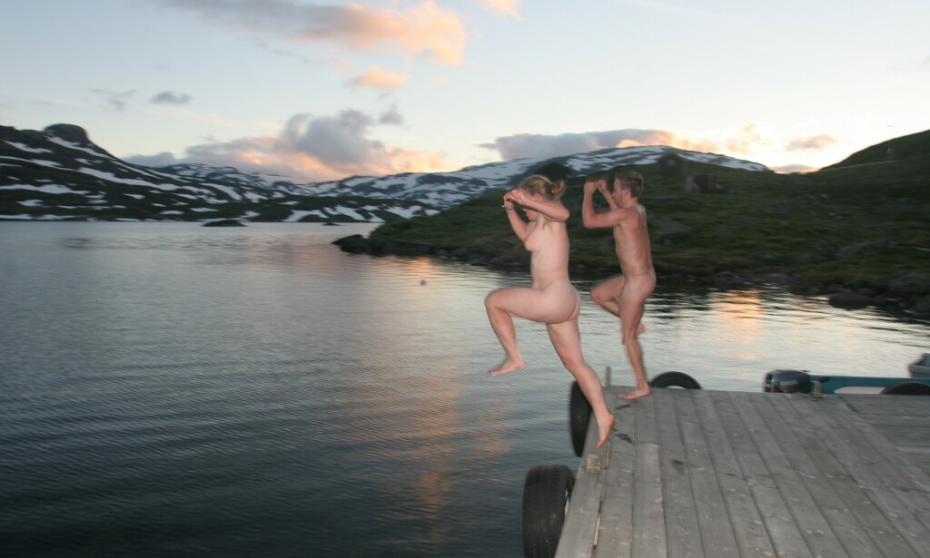 Ung glede: Unge nakenbadere jubler over at sommeren kan starte. Foto: Odd Roar Lange/The Travel Inspector