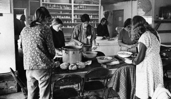 FELLESMÅLTID: Livet i Children of God besto av mer en fellesmåltider. Kvinnene skal ha brukt seksuelle forbindelser for å lokke menn inn i sekten. FOTO: NTB Scanpix FELLESMÅLTID: Livet i Children of God besto av mer en fellesmåltider. Kvinnene skal ha brukt seksuelle forbindelser for å lokke menn inn i sekten. FOTO: NTB Scanpix
