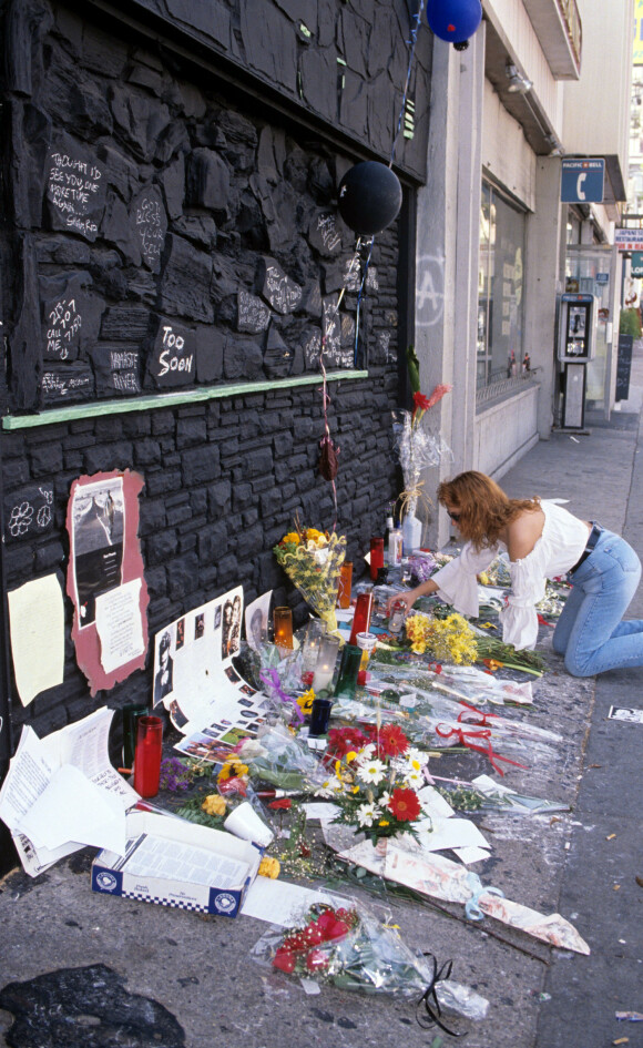 SORGTUNG FANS: Utenfor klubben The Viper Room på Sunset Boulevard i Hollywood strømmet fansen til for å ta farvel med River Phoenix. FOTO: NTB Scanpix SORGTUNG FANS: Utenfor klubben The Viper Room på Sunset Boulevard i Hollywood strømmet fansen til for å ta farvel med River Phoenix. FOTO: NTB Scanpix
