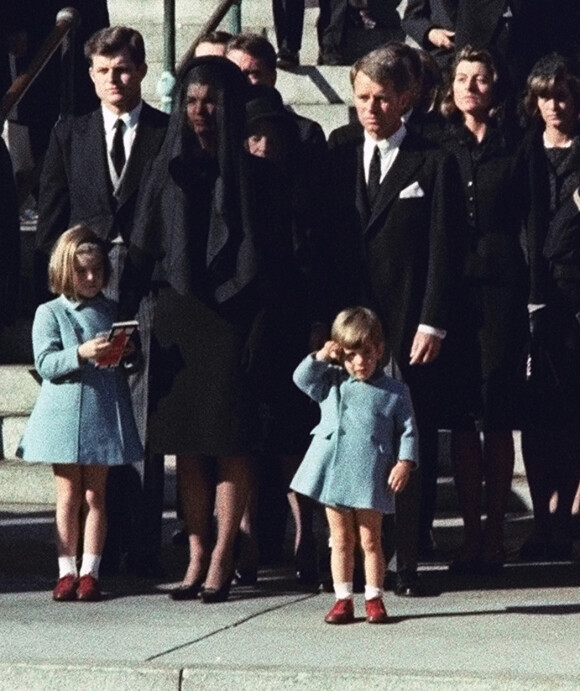 EN SISTE HILSEN: Dette bildet, av John F. Kennedy Jr. som sender en siste hilsen til sin far, er blitt ikonisk. Bildet ble tatt under president Kennedys begravelse, som ble avholdt 25. november 1963 - på John-Johns treårsdag. FOTO: NTB scanpix EN SISTE HILSEN: Dette bildet, av John F. Kennedy Jr. som sender en siste hilsen til sin far, er blitt ikonisk. Bildet ble tatt under president Kennedys begravelse, som ble avholdt 25. november 1963 - på John-Johns treårsdag. FOTO: NTB scanpix