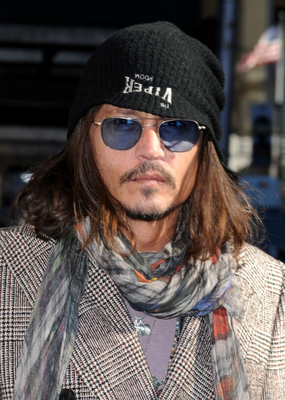 LUE MED MINNER: Johnny Depp på «Late Show with David Letterman» i New York 2013. Lua har logoen til The Viper Room, der Depp var deleier frem til 2004. FOTO: NTB Scanpix LUE MED MINNER: Johnny Depp på «Late Show with David Letterman» i New York 2013. Lua har logoen til The Viper Room, der Depp var deleier frem til 2004. FOTO: NTB Scanpix