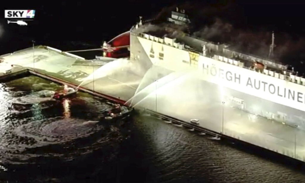 JOBBER PÅ STEDET: Brannmannskap forsøker å slukke brannen på det norske skipet Höegh Xiamen ved Florida-kysten. Foto: WJXT via AP / NTB scanpix JOBBER PÅ STEDET: Brannmannskap forsøker å slukke brannen på det norske skipet Höegh Xiamen ved Florida-kysten. Foto: WJXT via AP / NTB scanpix