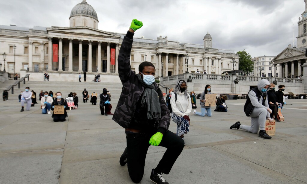 LONDON I DAG: Også på Trafalgar Square i London fredag startet Black Lives Matter-demonstrasjonen i knestående. Foto: Tolga Akmen, AFP/NTB Scanpix. LONDON I DAG: Også på Trafalgar Square i London fredag startet Black Lives Matter-demonstrasjonen i knestående. Foto: Tolga Akmen, AFP/NTB Scanpix.