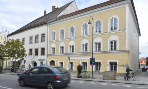 SKAL OVERHALES: Slik ser Hitlers fødehjem ut i dag. Det eneste sikre tegnet på at diktoren ble født her er minnestenen utenfor. Foto: AP. SKAL OVERHALES: Slik ser Hitlers fødehjem ut i dag. Det eneste sikre tegnet på at diktoren ble født her er minnestenen utenfor. Foto: AP.