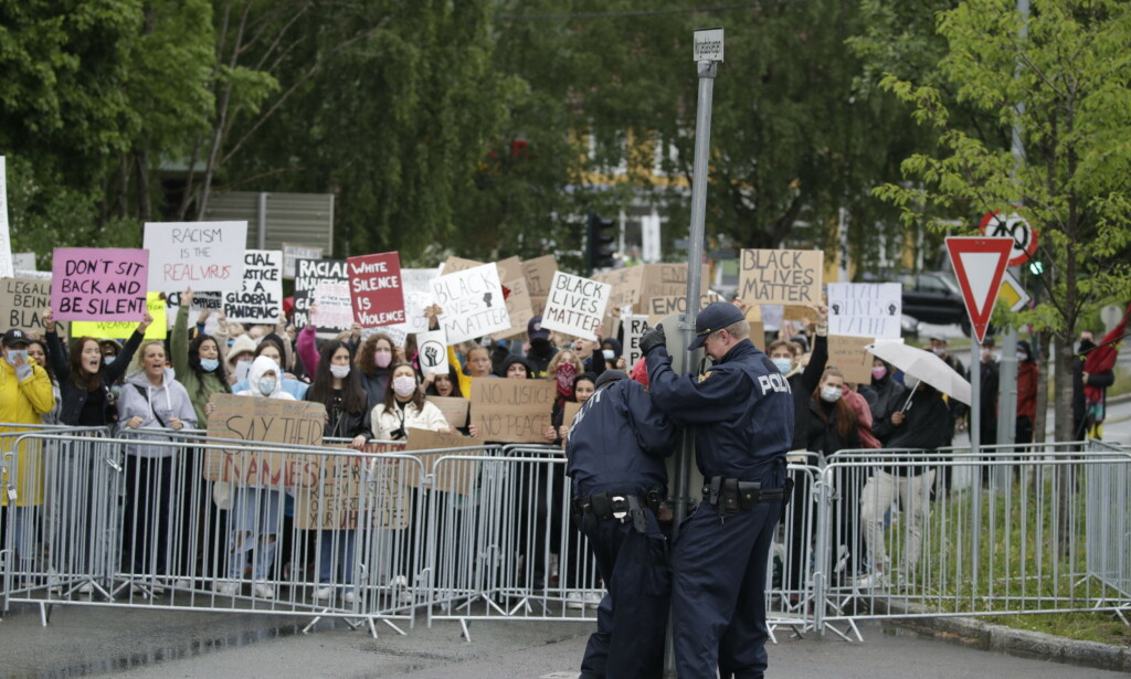 FLERE OPPMØTTE: Politiet klargjør området. Det er satt opp barrikader rundt demonstrantene. Foto: Bjørn Langsem / Dagbladet FLERE OPPMØTTE: Politiet klargjør området. Det er satt opp barrikader rundt demonstrantene. Foto: Bjørn Langsem / Dagbladet