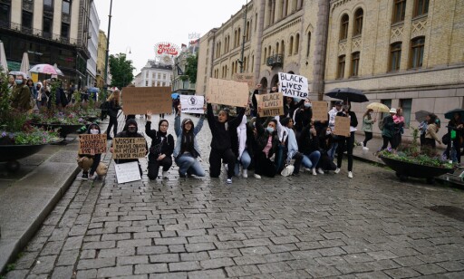 Demonstranter utenfor Stortinget. Foto: Øistein Monsen / Dagbladet Demonstranter utenfor Stortinget. Foto: Øistein Monsen / Dagbladet