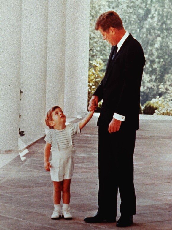 FAR OG SØNN: JFK senior holder sin sønn JFK jr. i hånden utenfor Det Hvite hus. Året er 1963, og presidenten har bare kort tid igjen å leve. FOTO: NTB scanpix FAR OG SØNN: JFK senior holder sin sønn JFK jr. i hånden utenfor Det Hvite hus. Året er 1963, og presidenten har bare kort tid igjen å leve. FOTO: NTB scanpix