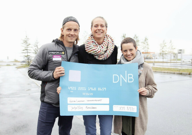 EN GOD SAK: Jan-Kåre og Marthe samlet inn snaut 335.000 kroner som paret i fjor ga til overlege Kristina Lindemann (i midten). Midlene brukes til å forske mer på underlivskreft. Foto: Privat EN GOD SAK: Jan-Kåre og Marthe samlet inn snaut 335.000 kroner som paret i fjor ga til overlege Kristina Lindemann (i midten). Midlene brukes til å forske mer på underlivskreft. Foto: Privat