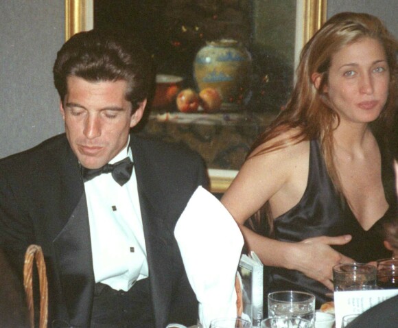 FERSKT: Det tok lang tid før John F. Kennedy, Jr. og Carolyn Bessette ble et par, men i 1994 begynte de to for alvor å date. Dette bildet er tatt tidlig i 1995, under en middag i New York. FOTO: NTB scanpix FERSKT: Det tok lang tid før John F. Kennedy, Jr. og Carolyn Bessette ble et par, men i 1994 begynte de to for alvor å date. Dette bildet er tatt tidlig i 1995, under en middag i New York. FOTO: NTB scanpix