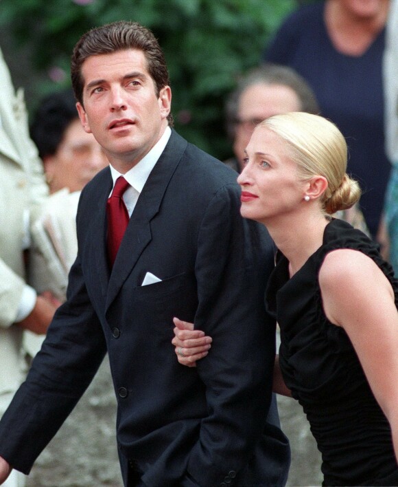 HEMMELIG BRYLLUP: John F. Kennedy jr. og Carolyn Bessette giftet seg i en hemmelig seremoni høsten 1996 - dette bildet er tatt i Italia to år senere. FOTO: NTB scanpix HEMMELIG BRYLLUP: John F. Kennedy jr. og Carolyn Bessette giftet seg i en hemmelig seremoni høsten 1996 - dette bildet er tatt i Italia to år senere. FOTO: NTB scanpix